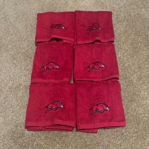 NWOT- 6 Razorback washcloths.